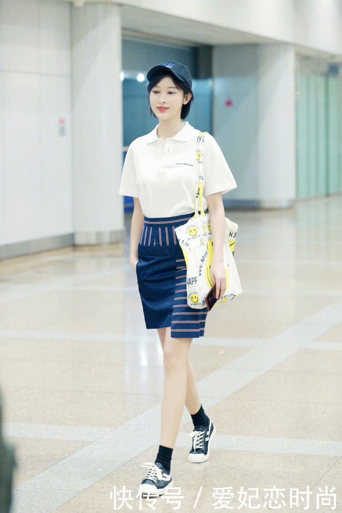 张俪白T配皮裙，暴露一双惊艳美腿，袜子露出鞋子一样很潮流！