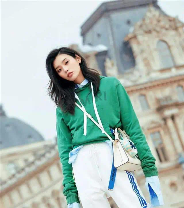  『亮色系』皮肤偏黄的女生,尽量避开这4个显黑颜色,显老又廉价,让人笑话