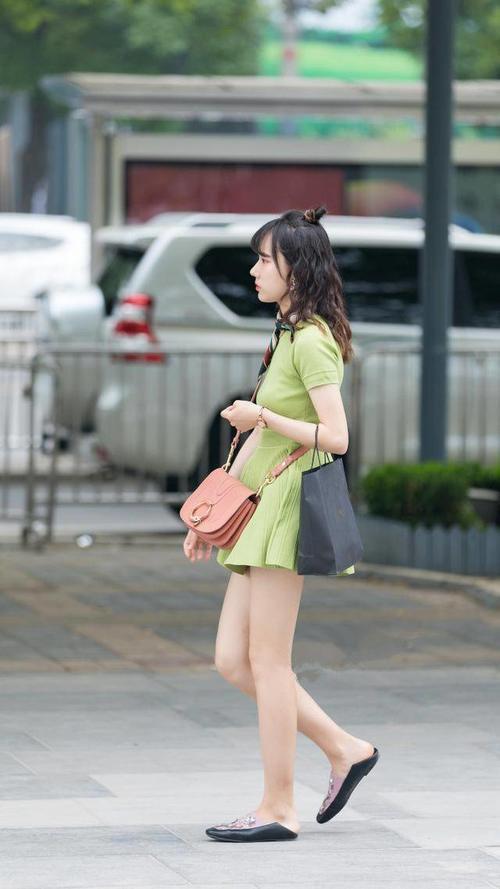 路人街拍：三位漂亮的小姐姐上街，腿长的比戴墨镜的更吸引人