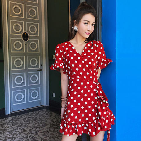 小红裙给的浪漫，普通连衣裙给不了，动人韵味，亭亭而立