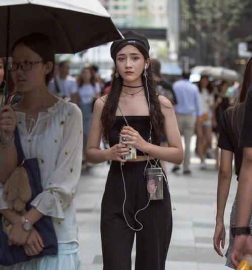 街拍：美女身材曲线优美，比例匀称，气质十足又性感迷人！