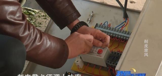  #工人#农村小伙花20多万发明“神器”，工人们直呼“厉害！”