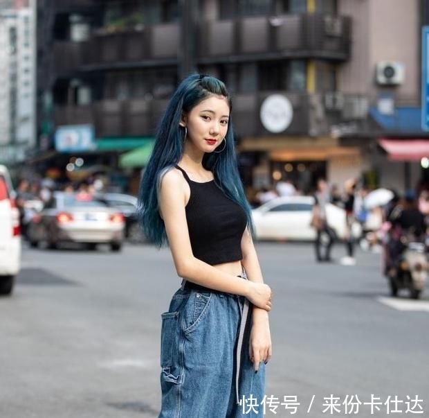 「 气质」气质十分出众，太养眼了，肤白貌美大长腿的小姐姐