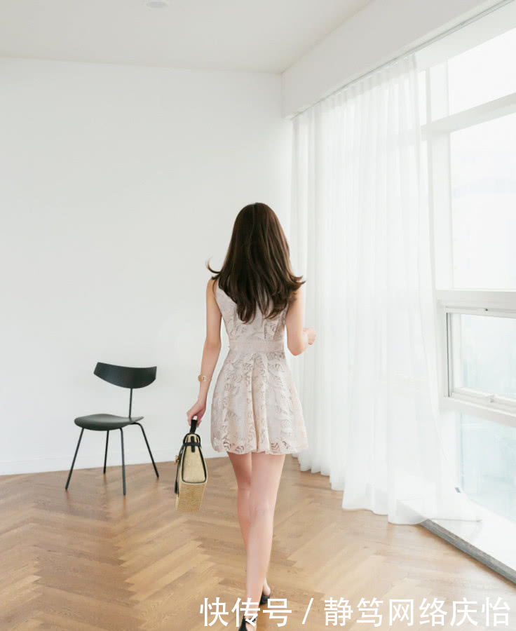  [米色]孙允珠：米色折叠飘叶夏末时节连衣裙！