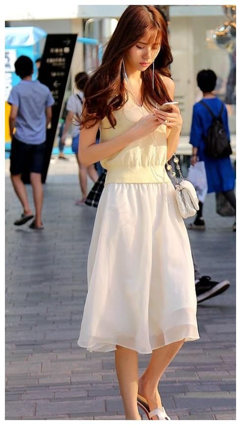 街拍：身姿丰盈的美女，塑造出傲人的曲线，让人过目难忘