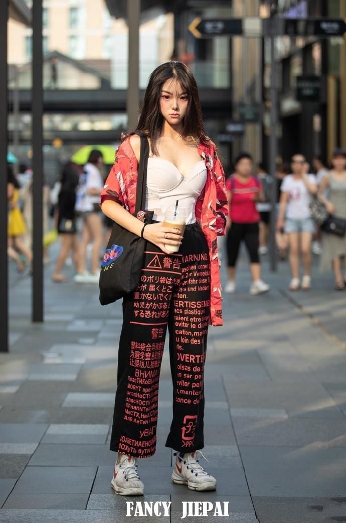 一款白T恤让“下装消失”，秀出美白大腿，女神穿衣就是任性!