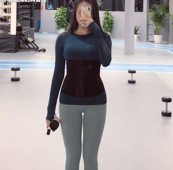 娇俏美丽的打底裤小姐姐，衬托出S型身材，真的好漂亮！