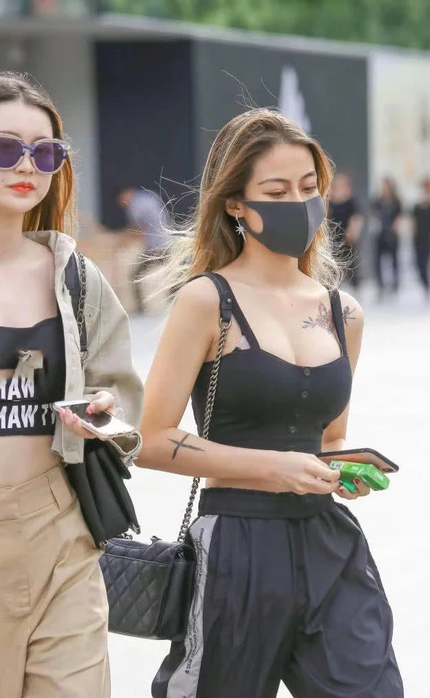 紧身穿搭勾勒出饱满的胸部，金黄色的长发十分的迷人，微风除服，