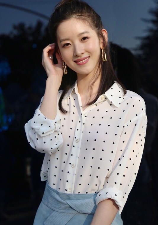 章泽天真厉害，烂大街的白衬衫居然穿出高级感，刘强东眼光真好