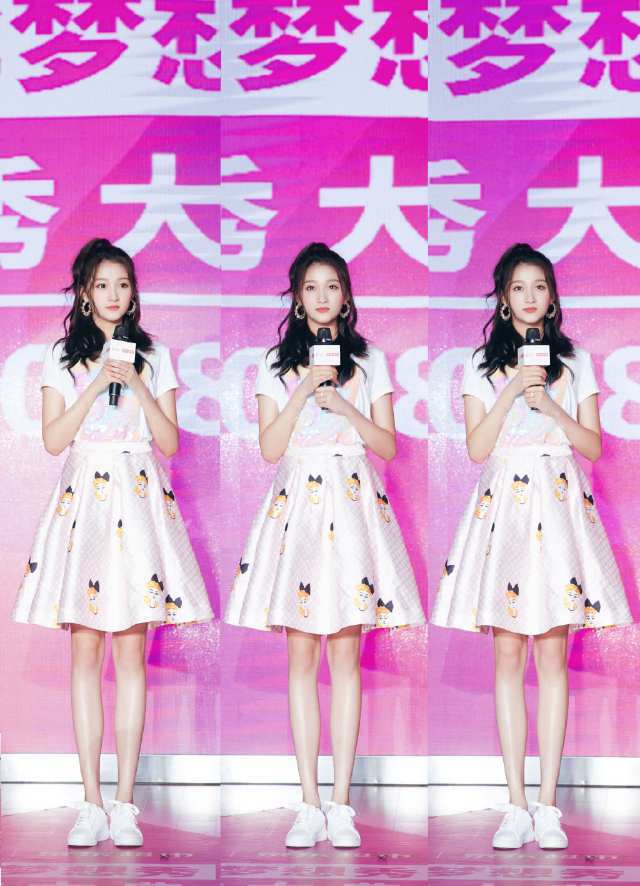 许久未露面的关晓彤，穿蓝色吊带裙显胖20斤，网友：鹿晗给喂的