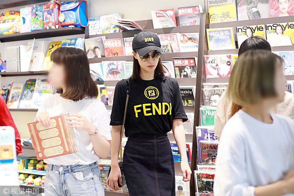 蓝盈莹黑T配牛仔长裙变时髦精 边走边打电话似与男友曹骏传情