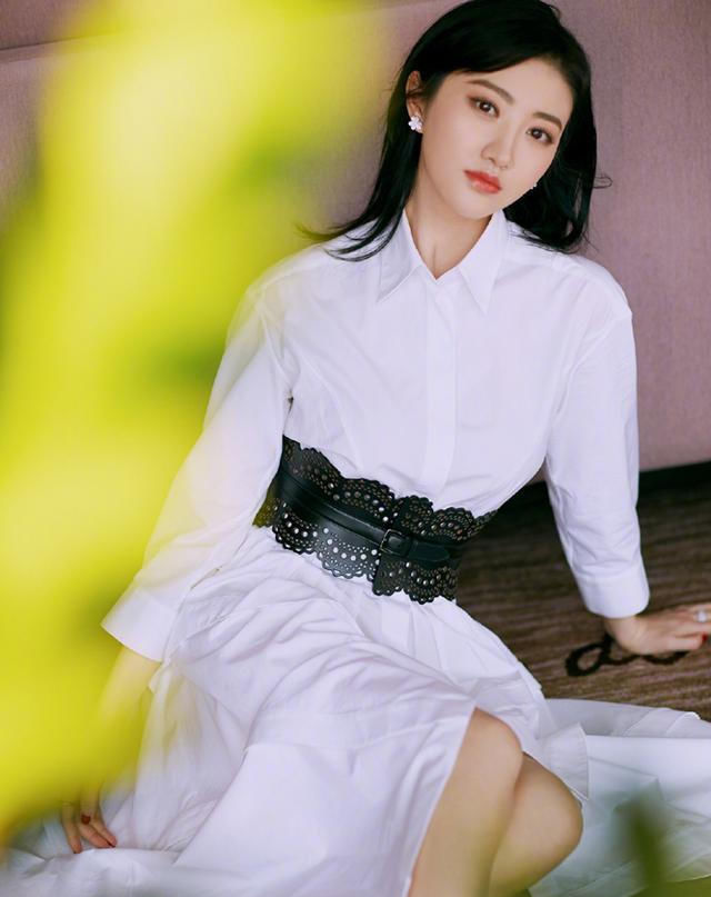  视觉冲击力：温柔穿搭最撩人!春夏季优雅轻熟风,让你美得高级,显气质!