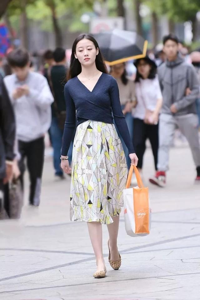 街拍:白嫩的长腿美女你喜欢吗?这里都是哟!