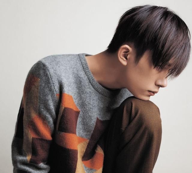 易烊千玺新宣传照流出，又尝试新发型！粉丝：代言人头发卖吗？