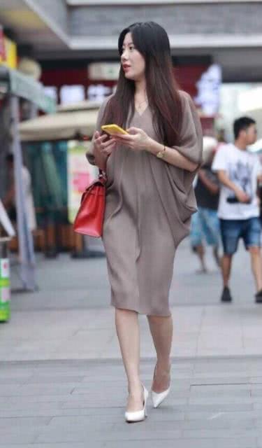 甜美少女长发飘飘尽显迷人姿态，网友：这不就是“灭绝师太”？