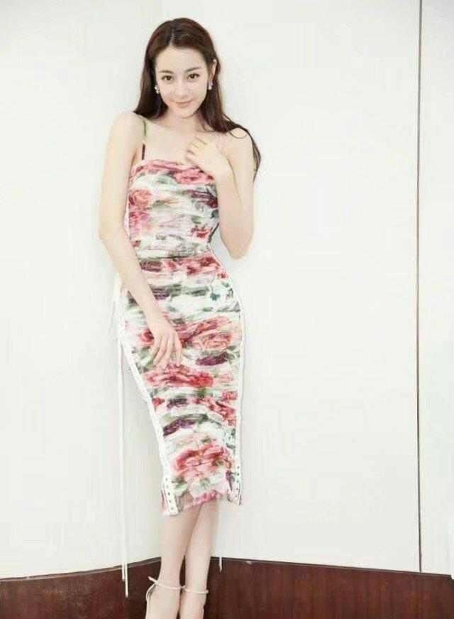 当迪丽热巴撞衫气质美女江疏影，竟然还是热巴赢了