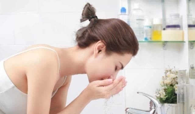  『干性肤质的仙女们』早晨洗脸，到底要不要用洗面奶呢？