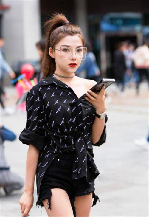  肩上|街拍：美女穿露肩上衣配短裤，甜美可爱，温婉可人