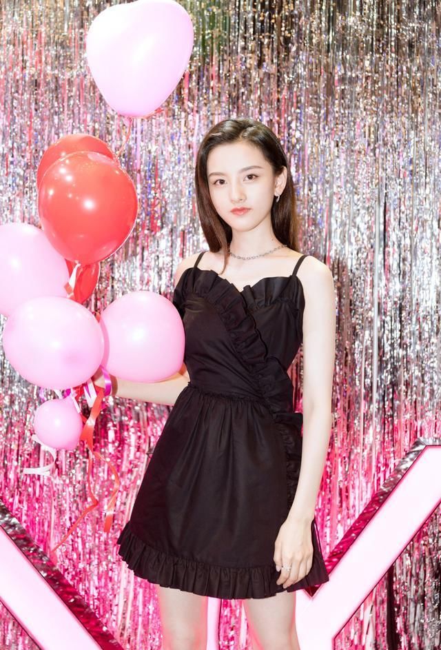 路人镜头下的宋祖儿，一身黑裙竟看不出腰在哪？网友：还好胳膊细