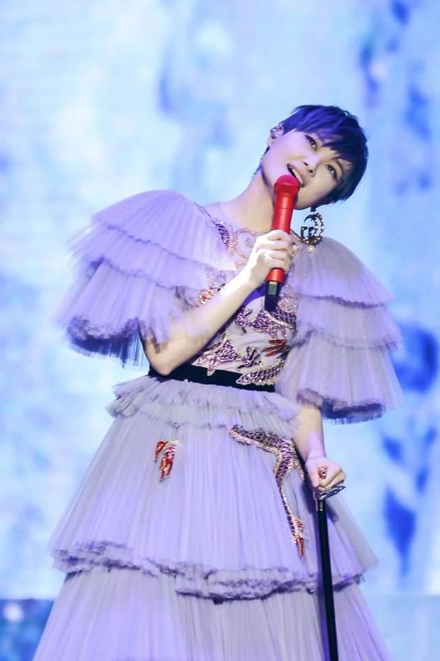 李宇春的电光紫蛋糕裙少女心满满，宋茜气场超强而李沁青春感十足