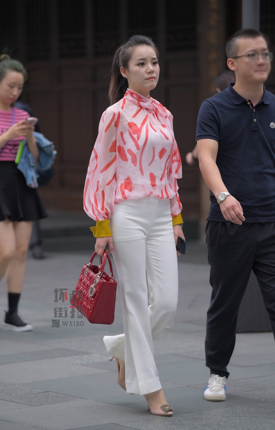 街拍：美女姐姐穿着雪纺衫搭白裤子，显得更加的白净