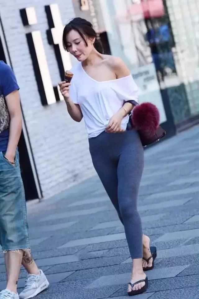 本以为阔腿裤很美，看了穿紧身裤的姐姐后，才发觉错过好多