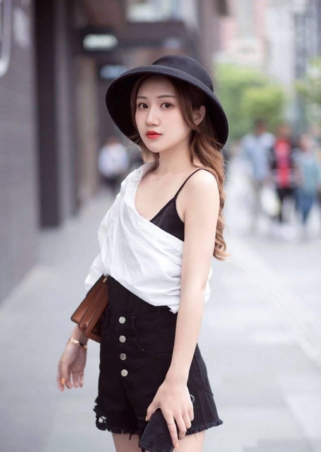  『小姐姐』街拍：长腿小姐姐夏日里穿短裙最好看了，有种让人惊艳的感觉