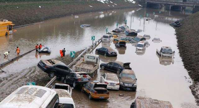 高速上突遇暴雨怎么办？继续开车还是停车？交警：90%人做错了