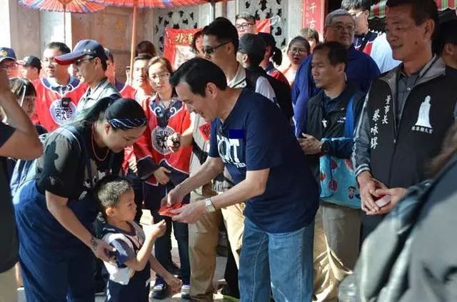 铁粉？马英九发福卡，一男子一天赶4场台中、云林到彰化