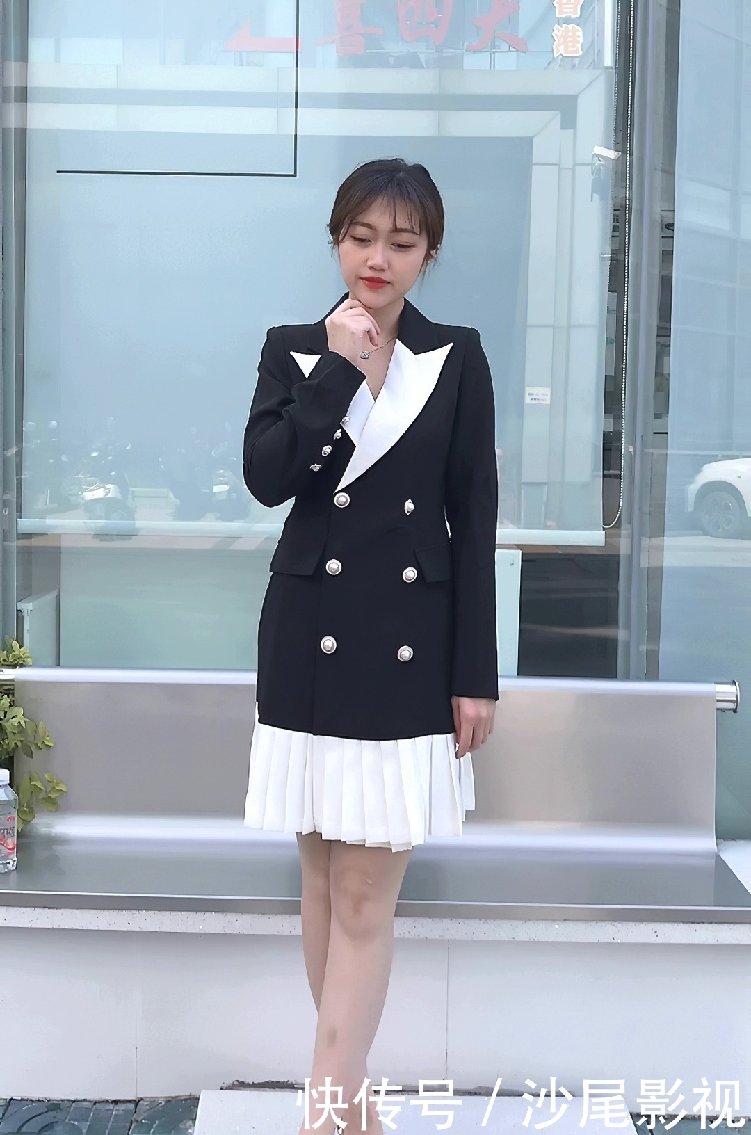 美女@正式又不失活泼，气质尽显，街拍：美女双排扣外套搭配百褶短裙