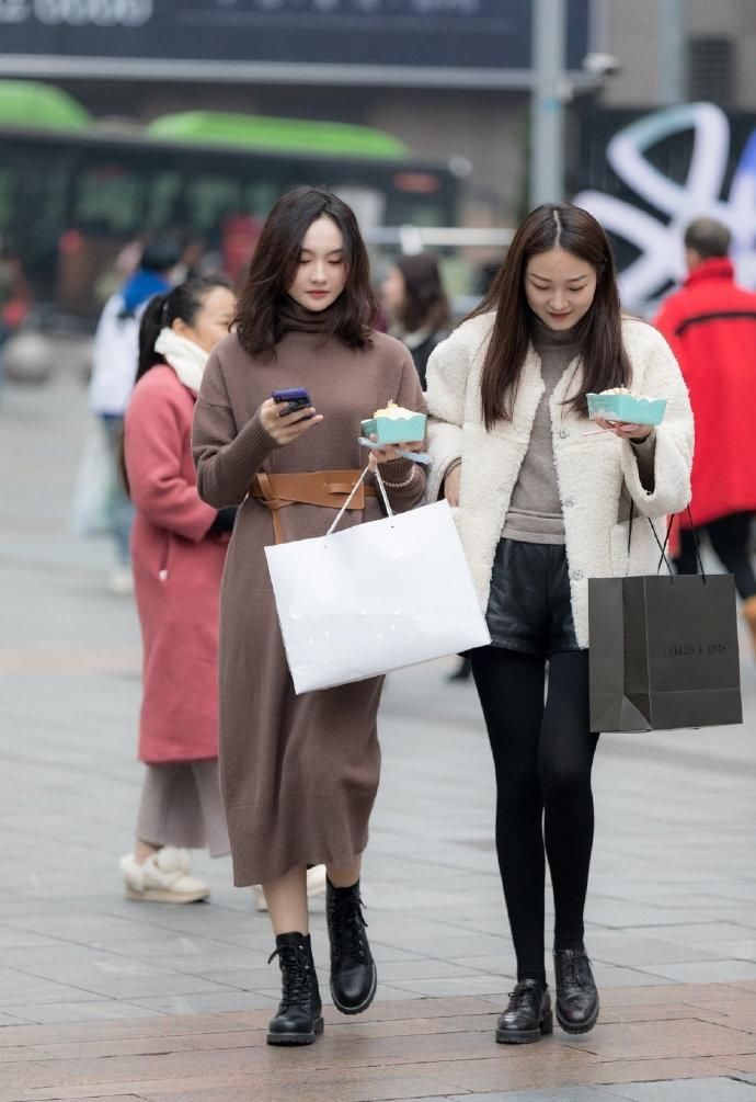  【显得】美女把头发盘起，显得人更加精致，十分的迷人