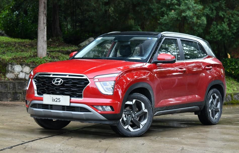 外观设计层面,2020款现代ix25采用了全新的家族式设计理念,其前脸造型