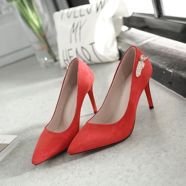 我个矮，人群中总觉着自己“鸡立鹤群”，好在经常穿美嫩的高跟鞋