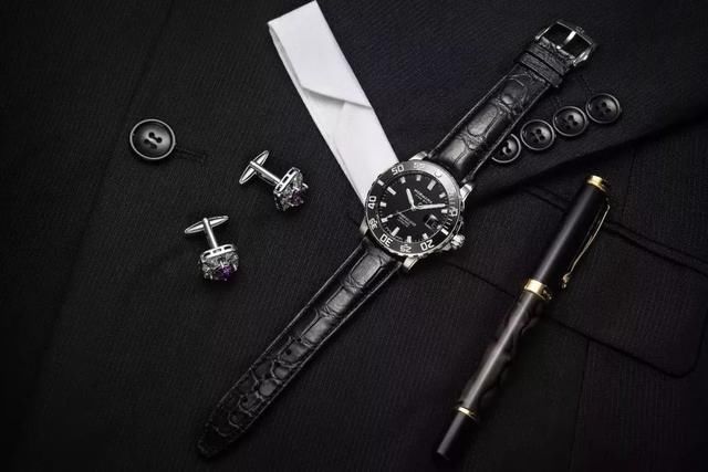 省省吧！女朋友买的包还抵不上你买的几块表！