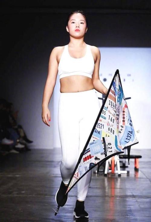 王菊穿健身裤现身时装周T台秀，网友：副乳和赘肉让人不忍直视！