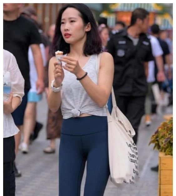 『白皙』街拍:皮肤白皙的小姐姐,一件黑色上衣配黑色短裙,时尚魅力迷人