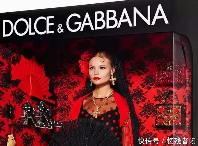  摄影师■摄影师把两位超模，装扮成芭比娃娃一样，身穿12个国际知名品牌