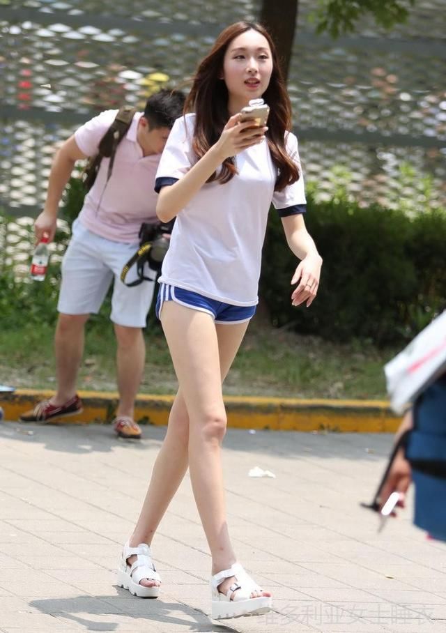 街拍：活力美少女一身清爽穿搭，超短裤才能秀出迷人大长腿