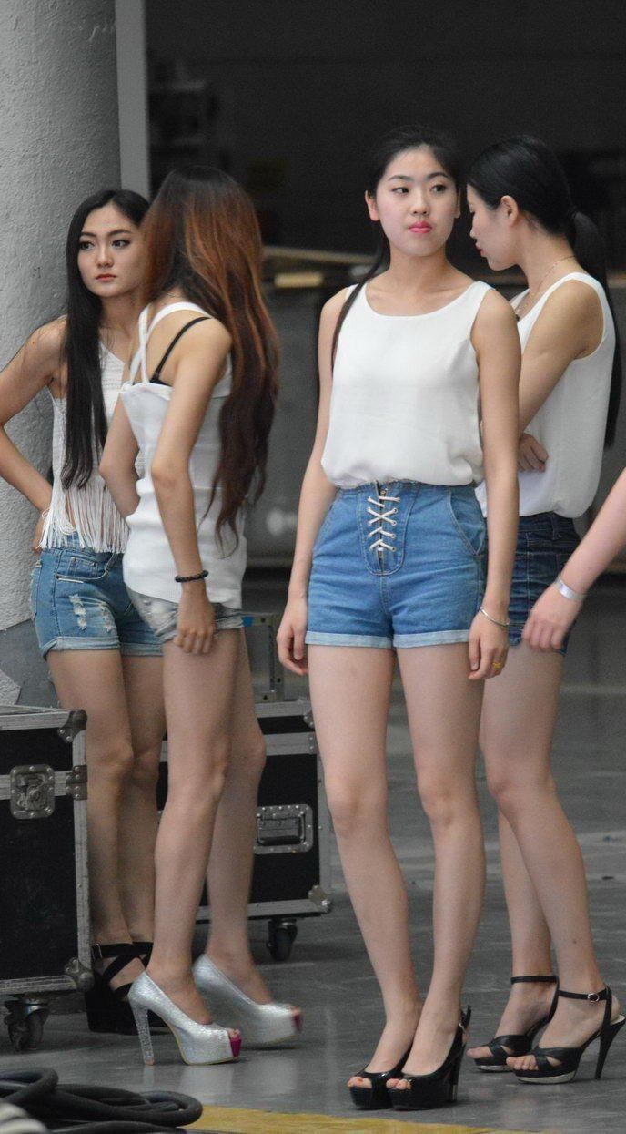 商场大厅街拍:长腿短裤美女模特，美腿如云