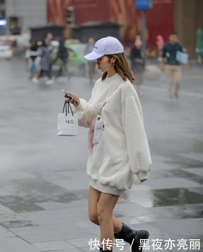 性感:街拍:妹子穿着整洁时尚,散发迷人性感的气质