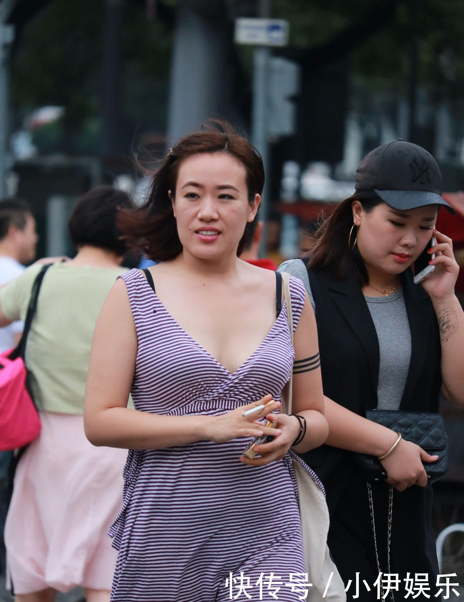 头一回见到抽烟的辣妈，吊带裙下显丰满身材，不知道有没有把你看