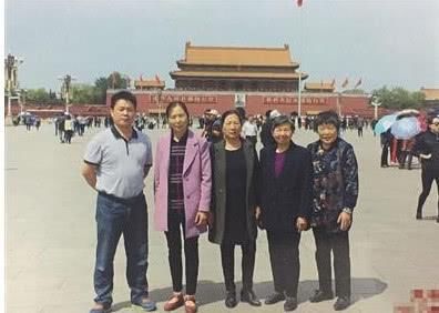 80、90年代游客在天安门城楼前的留影，岁月流失还是原来的样子
