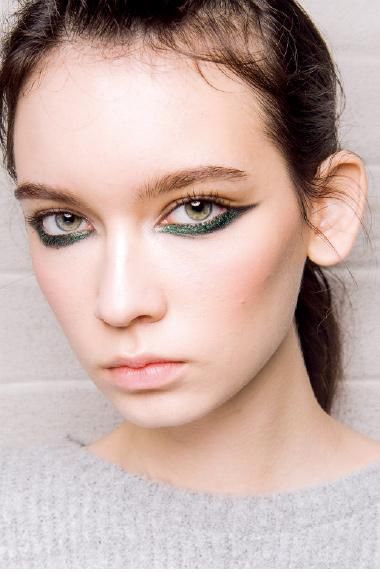 想咬自己的嘴唇一口