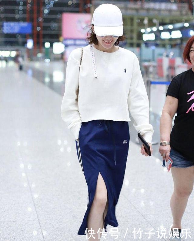 佟丽娅与刘诗诗都是气质女神，同穿运动开叉裙，谁更会搭配？