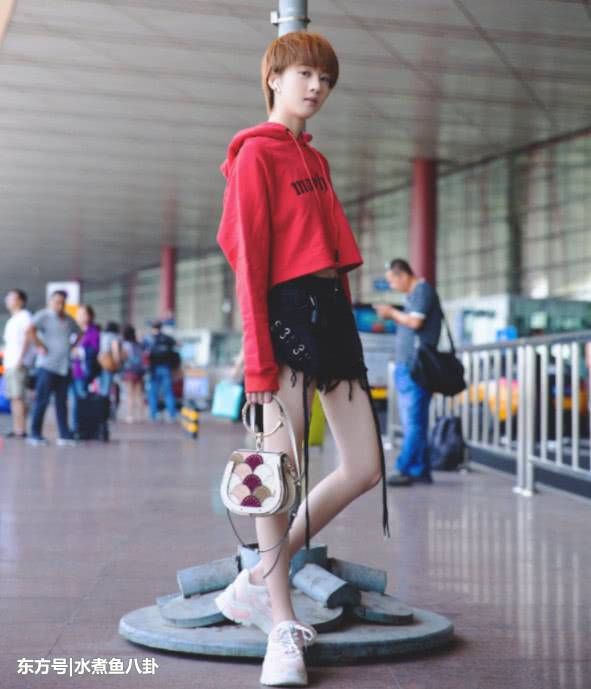 漫画腿只有郑爽才有?李凯馨穿超短裤秀美腿,漫画腿好看到不敢信