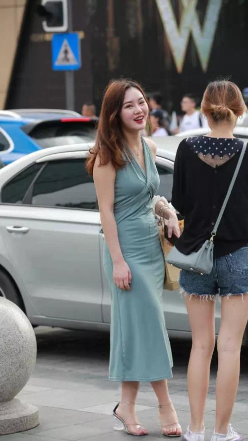 性感街拍丨薄荷绿长裙美女，身材丰满，婀娜多姿！