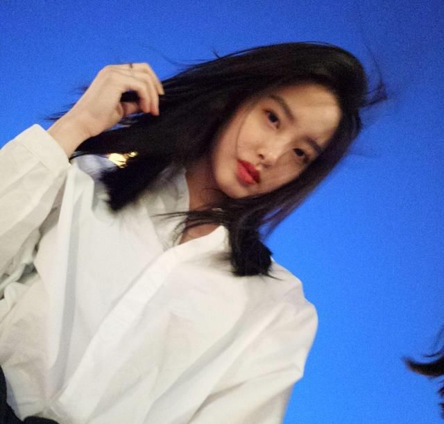 杨采钰这丫头的穿搭，忒值得借鉴，谁叫人家实用呢