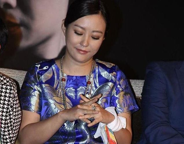 # 滤镜#大象腿有150斤，郝蕾造型崩塌？蓝裙竟配红丝袜！无滤镜现双下巴