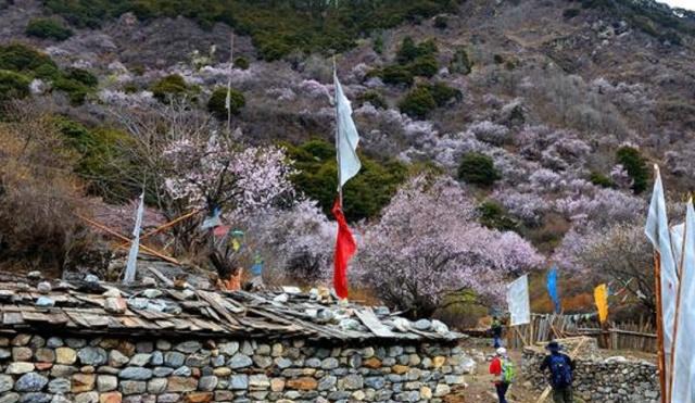 雅鲁藏布江无人区唯一一座庙，只有一个人居住，在地图上却有标记