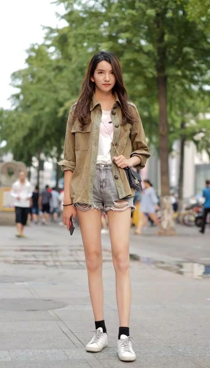 街拍：紧身衣裹出丰满好身材，最后两个小姐姐身材够丰满！